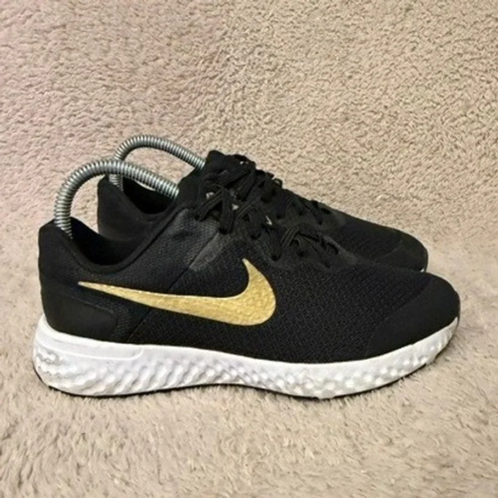 Nike Revolution 5 Kids Running Shoes Black Metallic Gold DN8207-002 Size 4.5Y